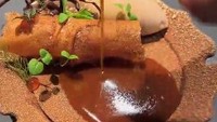 Kue bernama Down The Rabbit Hole ini sangat bersejarah untuknya. Melalui kue cokelat yang bisa meleleh ini dirinya berhasil memenangkan kompetisi MasterChef Australia. Foto: Instagram/reynoldpoer