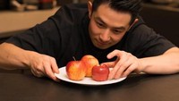 Chef Reynold juga seringkali membuat beberapa hidangan tampak realistik tetapi ketika dibelah isinya akan berbeda. Salah satunya adalah makanan yang tampak seperti buah apel sungguhan dengan bagian dalam yang ternyata apple pie yang manis. Foto: Instagram/reynoldpoer