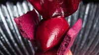 Masih dengan gayanya yang hobi mencampurkan buah-buahan, ada strawberry, raspberry dan berbagai buah lainnya di dalam kue ini. Disusun dengan kokoh, kue buatannya tampak menjulang dengan megah. Foto: Instagram/reynoldpoer