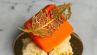 Menggabungkan buah pear ke dalam sebuah kue yang manis, chef Reynold Poernomo sajikan hidangan yang luar biasa. Di atas kuenya juga dilengkapi dengan daun emas yang membuat hidangannya semakin elegan. Foto: Instagram/reynoldpoer