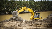 Pekerja menggarap proyek jalur logistik dan material khusus untuk pembangunan Ibu Kota Negara (IKN) Nusantara di pelabuhan masyarakat Desa Bumi Harapan, Kecamatan Sepaku, Kabupaten Penajam Paser Utara, Kalimantan Timur, Senin (10/10/2022).