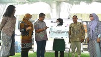 Direktur PT AXA Mandiri Financial Services (AXA Mandiri) Uke Giri Utama (3 kiri) didampingi Chief Communications Officer AXA Mandiri Atria Rai (kiri) dan Chief Syariah AXA Mandiri, Srikandi Utami (kanan) bersama GM Fundraising Wakaf Dompet Dhuafa, Bobby P Manullang (2 kanan) dan Perwakilan Kementerian Kesehatan RI, Ira Okta (2 kiri) berbincang dengan pelaku UMKM disela kegiatan literasi keuangan syariah dan kesehatan di Bogor, Jawa barat, Selasa (11/10/2022). 