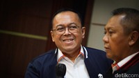 Dirut PT Liga Indonesia Baru (LIB) Akhmad Hadian Lukita memberikan keterangan pers usai dipanggil Tim Gabungan Independen Pencari Fakta (TGIPF) tragedi Kanjuruhan di kantor Kemenko Polhukam, Jakarta Pusat, Selasa (11/10/2022).