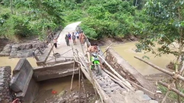 Banjir bandang di Kabupaten Enrekang, Sulawesi Selatan (Sulsel) membuat jembatan terputus dan tiang listrik hanjut.