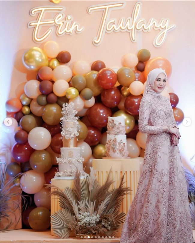 Dekorasi di pesta ulang tahun tahun Erin tampak elegan bernuansa nude. Terdapat balon-balon yang terdiri dari beberapa warna seperti krem, coklat, dan keemasan yang dipasang di bawah tulisan nama Erin Taulany. Foto: Instagram/@erintaulany