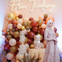Dekorasi di pesta ulang tahun tahun Erin tampak elegan bernuansa nude. Terdapat balon-balon yang terdiri dari beberapa warna seperti krem, coklat, dan keemasan yang dipasang di bawah tulisan nama Erin Taulany. Foto: Instagram/@erintaulany