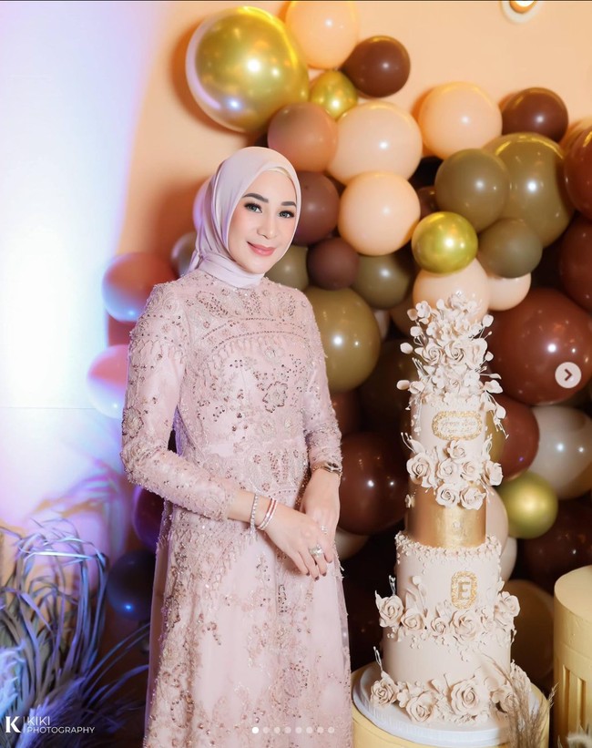 Mengenakan dress panjang warna salem yang dipenuhi payet dan hijab berwarna senada, penampilan Erin terlihat manglingi. Pesonanya itu semakin terpancar dengan pulasan makeup dan lipstik berwarna pink yang membuat Erin tampak lebih fresh. Foto: Instagram/@erintaulany