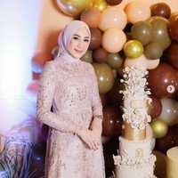 Mengenakan dress panjang warna salem yang dipenuhi payet dan hijab berwarna senada, penampilan Erin terlihat manglingi. Pesonanya itu semakin terpancar dengan pulasan makeup dan lipstik berwarna pink yang membuat Erin tampak lebih fresh. Foto: Instagram/@erintaulany