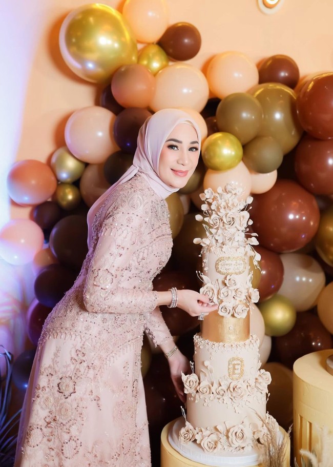 Kue ulang tahunnya pun tampak mewah dan elegan dengan beberapa tingkat dan dihiasi oleh bentuk-bentuk bunga. Sesuai dengan tema pesta ulang tahunnya, kue tersebut juga dibuat berwarna nude. Foto: Instagram/@erintaulany