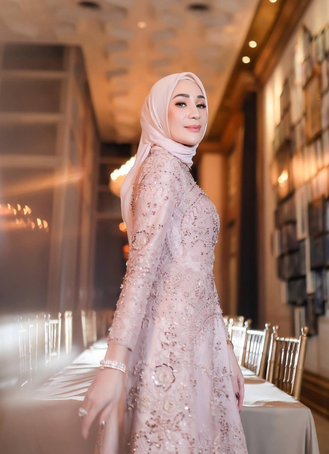 Tampil makin cantik dengan wajah awet muda dan tubuh langsing, penampilan Erin pun berhasil mencuri sorotan. Tak sedikit netizen yang memberikan pujian pada penampilannya itu. Foto: Instagram/@erintaulany