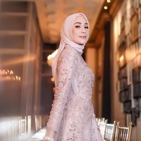 Tampil makin cantik dengan wajah awet muda dan tubuh langsing, penampilan Erin pun berhasil mencuri sorotan. Tak sedikit netizen yang memberikan pujian pada penampilannya itu. Foto: Instagram/@erintaulany