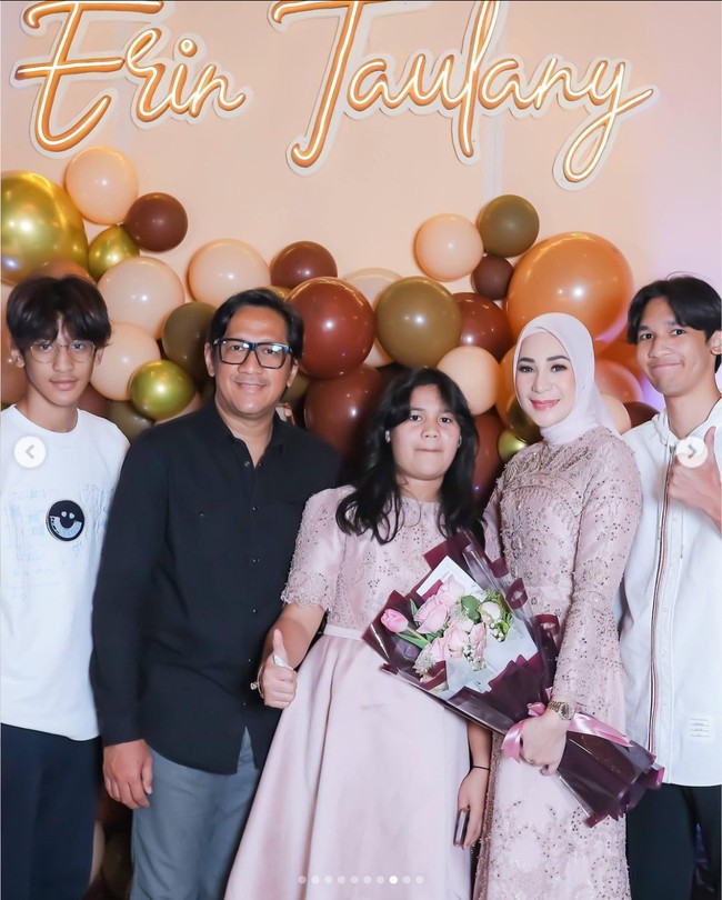 Andre Taulany dan ketiga anak mereka juga tampak hadir di pesta ulang tahun Erin. Begini fotonya saat berfoto bersama. Foto: Instagram/@erintaulany
