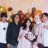 Andre Taulany dan ketiga anak mereka juga tampak hadir di pesta ulang tahun Erin. Begini fotonya saat berfoto bersama. Foto: Instagram/@erintaulany