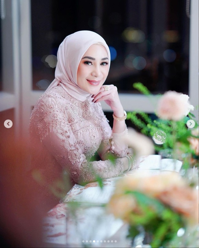 Walau sudah memiliki 3 orang anak dan berusia 37 tahun namun penampilan Erin masih terlihat awet muda. Paras cantiknya pun kini tampak makin terpancar. Foto: Instagram/@erintaulany