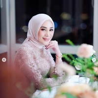 Walau sudah memiliki 3 orang anak dan berusia 37 tahun namun penampilan Erin masih terlihat awet muda. Paras cantiknya pun kini tampak makin terpancar. Foto: Instagram/@erintaulany