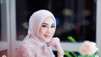 Erin Taulany heran Andre Taulany tetap keukeuh ingin cerai, meski sudah 3 kali ditolak perkaranya. Silakan kalian pikir deh yang comment-comment negatif terhadap saya! Artinya gugatannya kosong tidak kuat, fitnah-fitnah itu saya buktikan di pembuktian dan saksi-saksi. Dan pada akhirnya ditolak terus. Mau pengadilan di mana saja sama toh, gitu-gitu juga. Selesaikan secara gentleman dong! tulisnya. (Foto: Instagram/@erintaulany)
