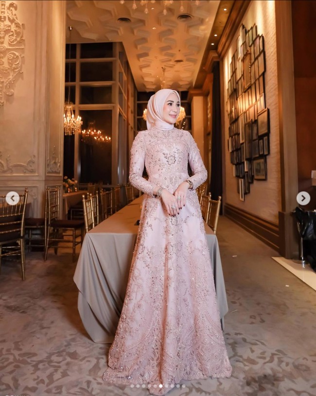 Pesta ulang tahun Erin tahun ini digelar di sebuah restoran mewah dan dihadiri oleh para rekan artis, salah satunya Ussy Sulistiawaty. Melalui video unggahan Erin di Instagram, pesta ulang tahunnya itu tampak berlangsung dengan meriah. Foto: Instagram/@erintaulany