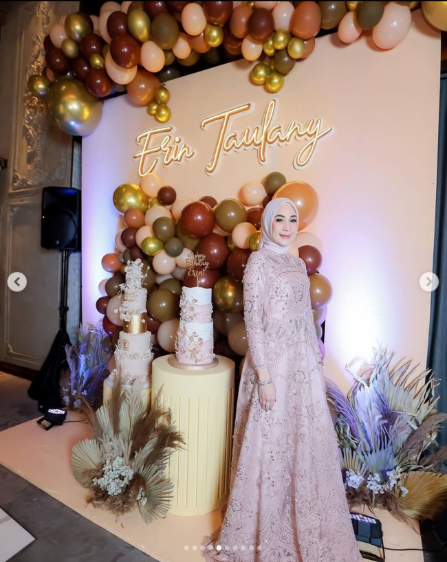 Istri aktor, komedian, presenter, penyanyi, sekaligus ketua geng motor para seleb The Prediksi Andre Taulany, Erin Taulany, baru saja merayakan ulang tahunnya yang ke-37. Momen perayaan ulang tahunnya itu dibagikan Erin ke akun Instagramnya. Foto: Instagram/@erintaulany