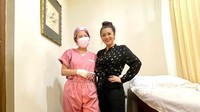 Penurunan berat badannya ini dilakukannya karena metabolisme dalam tubuh Fitri dirasa sudah tidak bagus akibat jam kerjanya yang tidak karuan. (Foto: Instagram @fitricarlina)