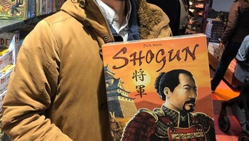 Gaya rambut dan wajahnya memang mirip dengan karakter Shogun di sampul game itu. Foto: Bored Panda