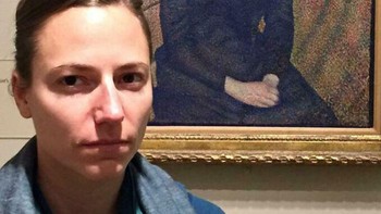 Wanita ini mirip sekali dengan ilustrasi perempuan di lukisan belakangnya. Foto: Bored Panda