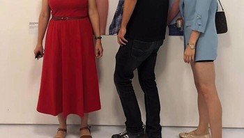 Menirukan foto meme yang belakangan tenar. Foto: Bored Panda