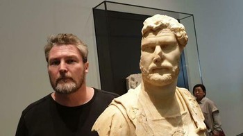 Patung yang mirip sekali dengan wajah pria ini. Foto: Bored Panda