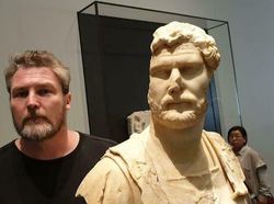 Pas Banget, Foto Orang dan Binatang Mirip Lukisan Atau Gambar