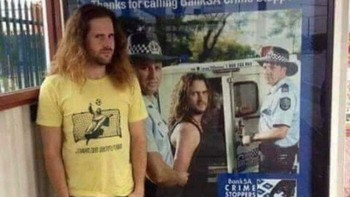 Geli sendiri karena wajahnya mirip dengan foto penjahat yang diborgol. Foto: Bored Panda