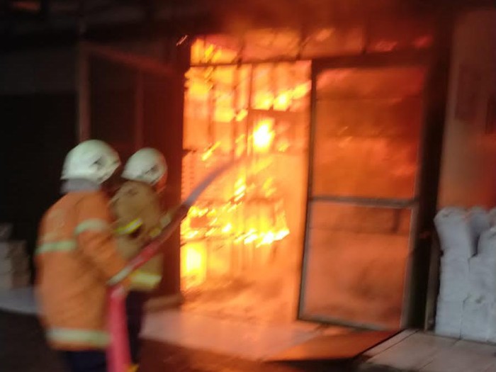 Gudang roti di Wiyung Surabaya terbakar