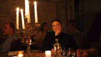 Terlepas dari suasana romantis dari meja-meja yang diterangi lilin, pengalaman makan dalam kegelapan ini sebenarnya adalah hal yang dapat dihadapi pelanggan restoran secara permanen jika tagihan energi terus meningkat.
