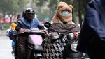 Halau Cuaca Dingin, Warga China Selimutan di Motor