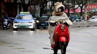 Seorang warga mengendarai sepeda listrik di Kunming, Provinsi Yunnan, China, Selasa (11/10/2022).
