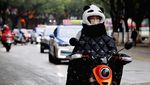 Halau Cuaca Dingin, Warga China Selimutan di Motor
