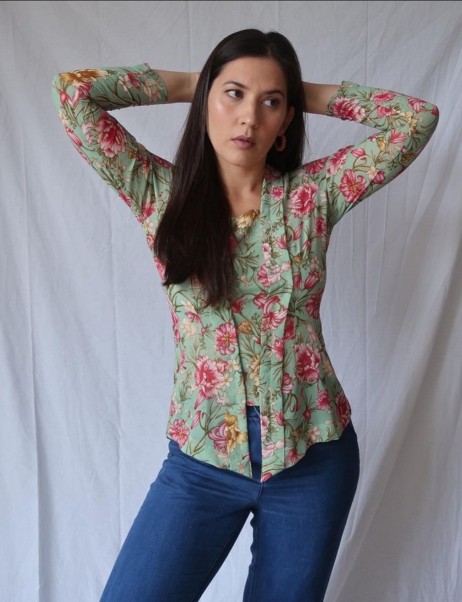 Hannah Al Rashid kerap kali memadukan kebaya dengan celana panjang. Baik itu celana bermotif maupun jeans. Foto: Instagram/@hannahalrashid