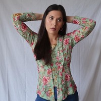 Hannah Al Rashid kerap kali memadukan kebaya dengan celana panjang. Baik itu celana bermotif maupun jeans. Foto: Instagram/@hannahalrashid