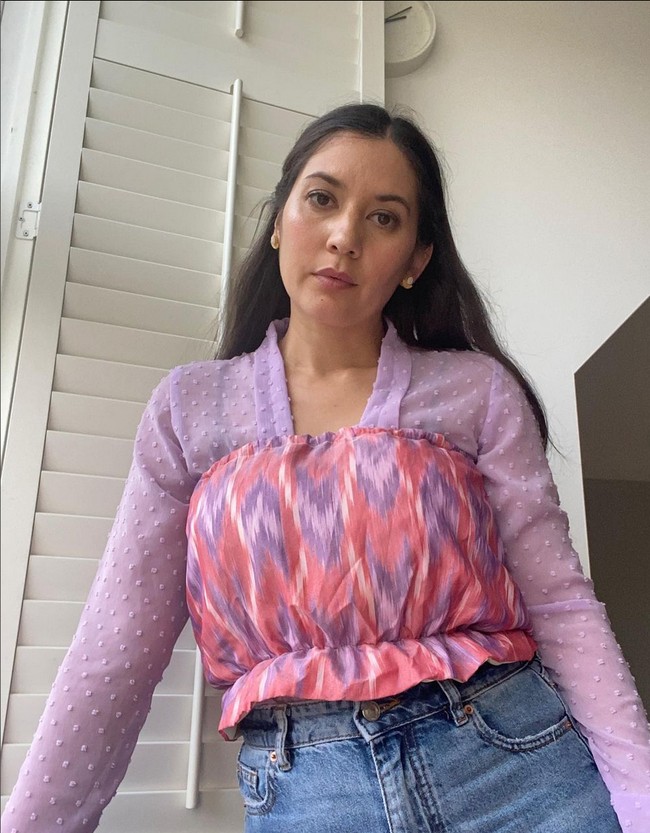 Aktris 36 tahun ini juga menunjukkan kalau kebaya bisa dipadu-padan dengan atasan lainnya. Misalnya kebaya transparan dengan kemben model puffy. Foto: Instagram/@hannahalrashid