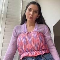 Aktris 36 tahun ini juga menunjukkan kalau kebaya bisa dipadu-padan dengan atasan lainnya. Misalnya kebaya transparan dengan kemben model puffy. Foto: Instagram/@hannahalrashid