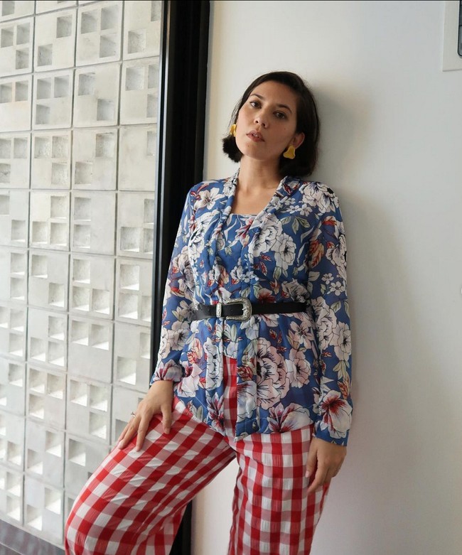 Hannah Al Rashid bahkan bisa tampil eklektik dan unik dengan memadukan atasan kebaya motif floral dan celana gingham merah. “lassic kebaya with a colourful modern twist hunty! Honestly I love kain, but wearing Kebaya with trousers gives me life ❤️,” tulisnya. Foto: Instagram/@hannahalrashid