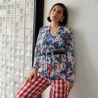 Hannah Al Rashid bahkan bisa tampil eklektik dan unik dengan memadukan atasan kebaya motif floral dan celana gingham merah. “lassic kebaya with a colourful modern twist hunty! Honestly I love kain, but wearing Kebaya with trousers gives me life ❤️,” tulisnya. Foto: Instagram/@hannahalrashid