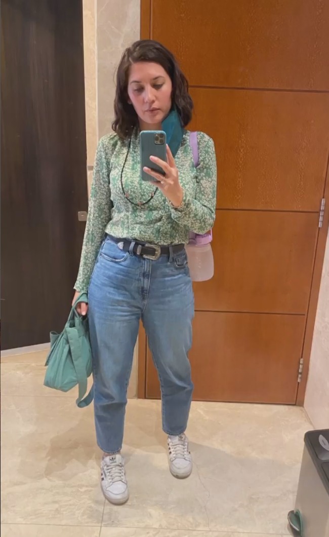 Kebaya model kutu baru tampil lebih modern dengan sentuhan kontemporer. Foto: Instagram/@hannahalrashid