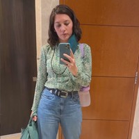 Kebaya model kutu baru tampil lebih modern dengan sentuhan kontemporer. Foto: Instagram/@hannahalrashid