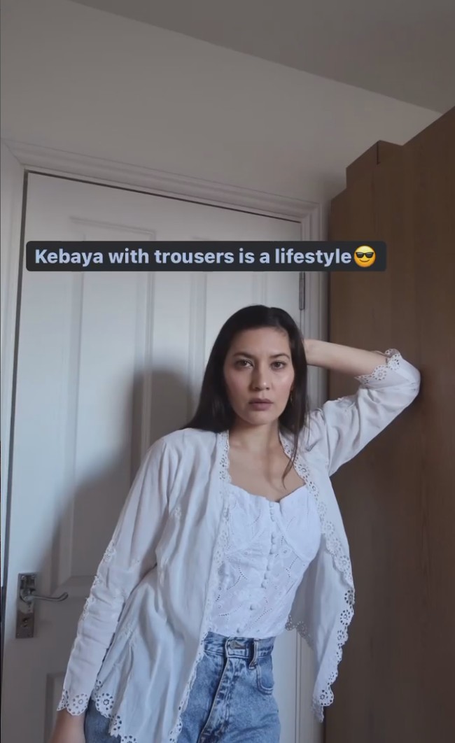 “Kebaya with trousers is a lifestyle 😎🇮🇩 Siapa lagi yang suka pakai Kebaya dengan celana??” tulisnya pada caption Instagram. Foto: Instagram/@hannahalrashid