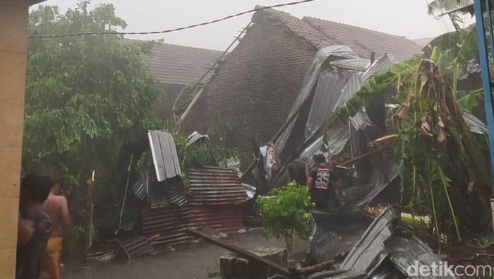 Hujan deras angin kencang melanda Sidoarjo merusak sejumlah rumah