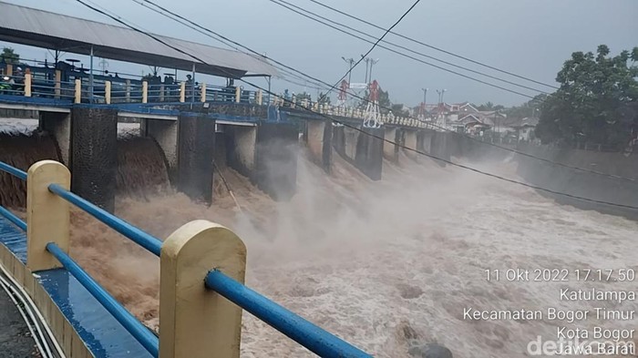 Hujan deras melanda kawasan Puncak Bogor, Jawa Barat. Kondisi ini membuat tinggi muka air (TMA) di Bendung Katulampa Bogor berstatus siaga 3 atau waspada. (dok Istimewa)