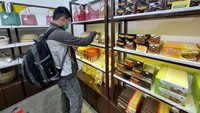 Tidak hanya coklat banyak juga produk oleh oleh khas Garut seperti dodol kerupuk kilit tas kerajinan tangan dll
