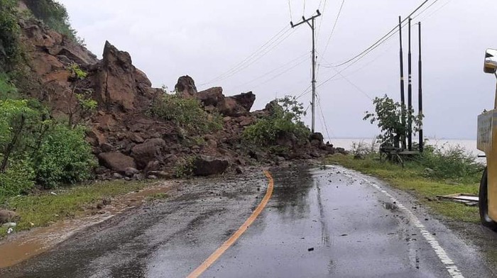 Jalan Poros Majene-Mamuju, Sulbar, lumpuh tertimbun longsor.