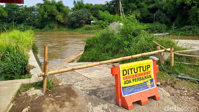 Jematan sesek Beton penghubung Kelurahan Kampungsewu, Kecamatan Jebres, Kota Solo dengan Desa Gadingan, Kecamatan Mojolaban, Kabupaten Sukoharjo, ditutup sementara, Selasa (11/10/2022).