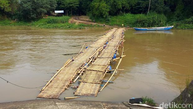 Jematan sesek Beton penghubung Kelurahan Kampungsewu, Kecamatan Jebres, Kota Solo dengan Desa Gadingan, Kecamatan Mojolaban, Kabupaten Sukoharjo, ditutup sementara, Selasa (11/10/2022).