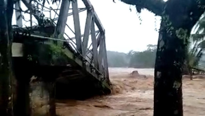 Jembatan Cimandur di Lebak kembali putus diterjang banjir.